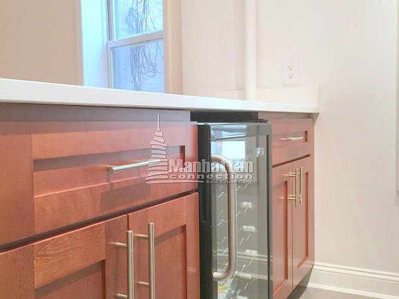 3rd image of 80 Bank St APT 3