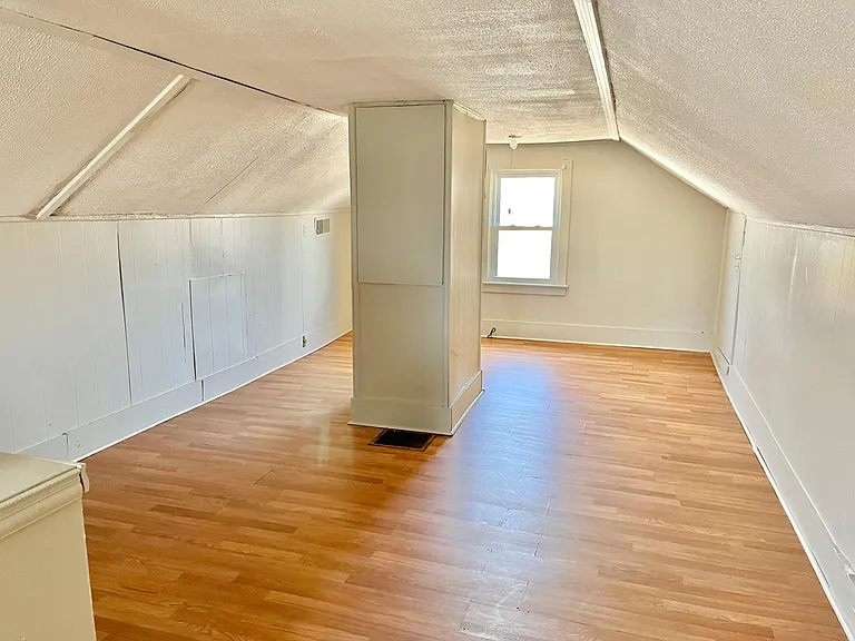 1045 Meadow Ln — Photo 12
