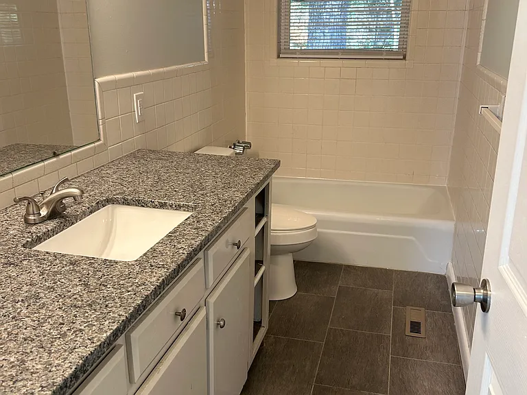 33 Phillips Dr #B — Photo 6