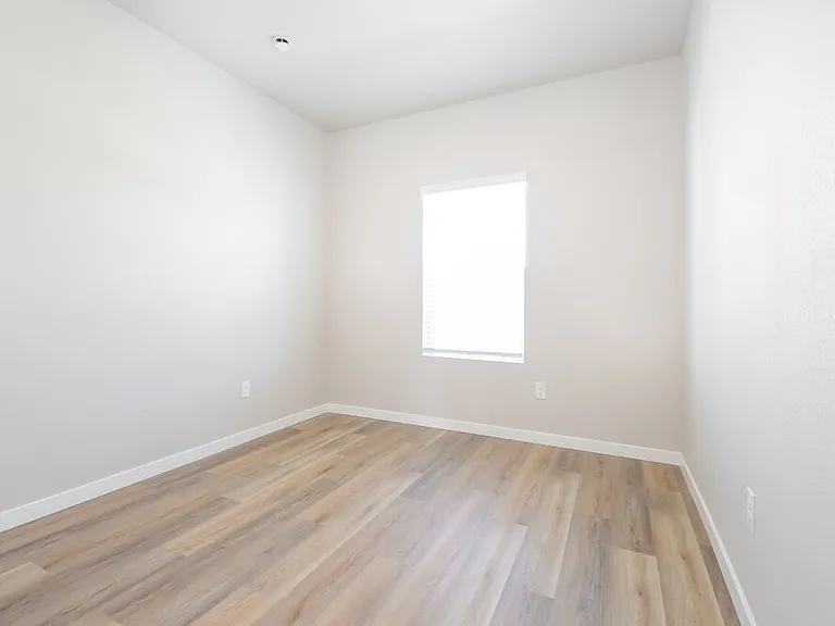2130 Christina St — Photo 18