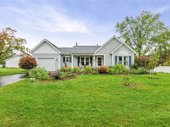 1253 Holland Dr, Farmington, NY 14425