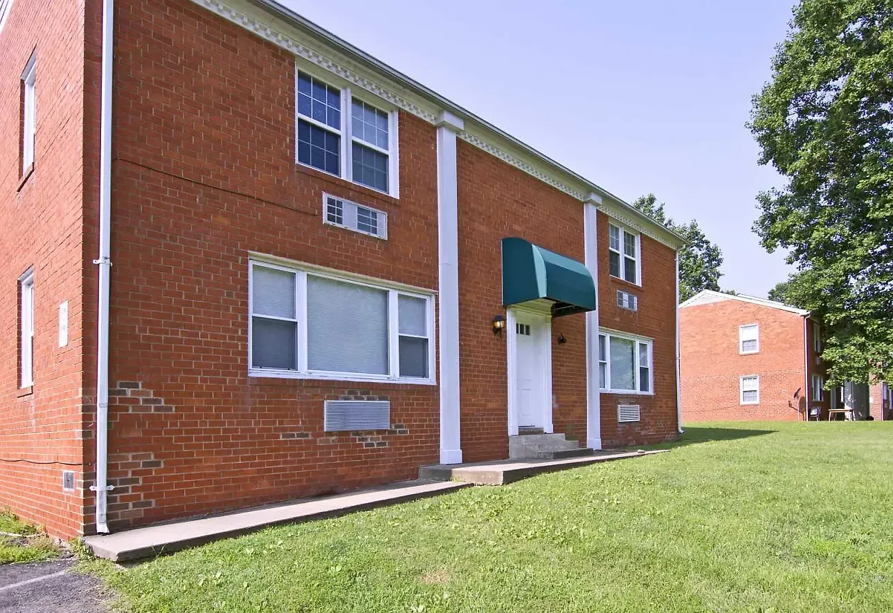 Columns Apartments — Photo 2