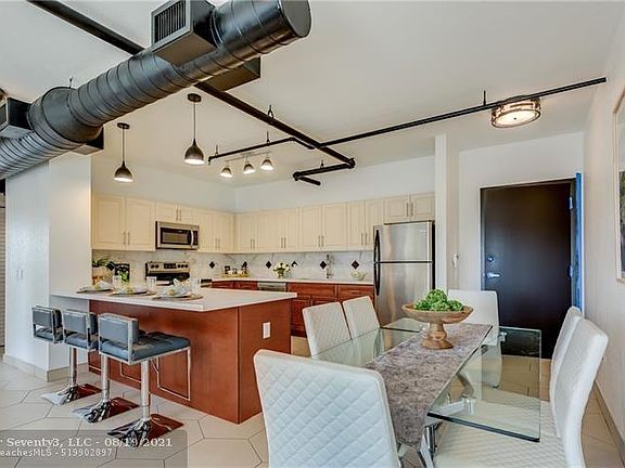 5th image of 611 NE 29th Dr #405