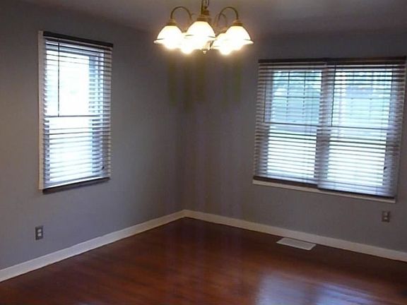3rd image of 527 Woodford Ave