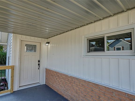 4th image of 1106 Blaine Ave