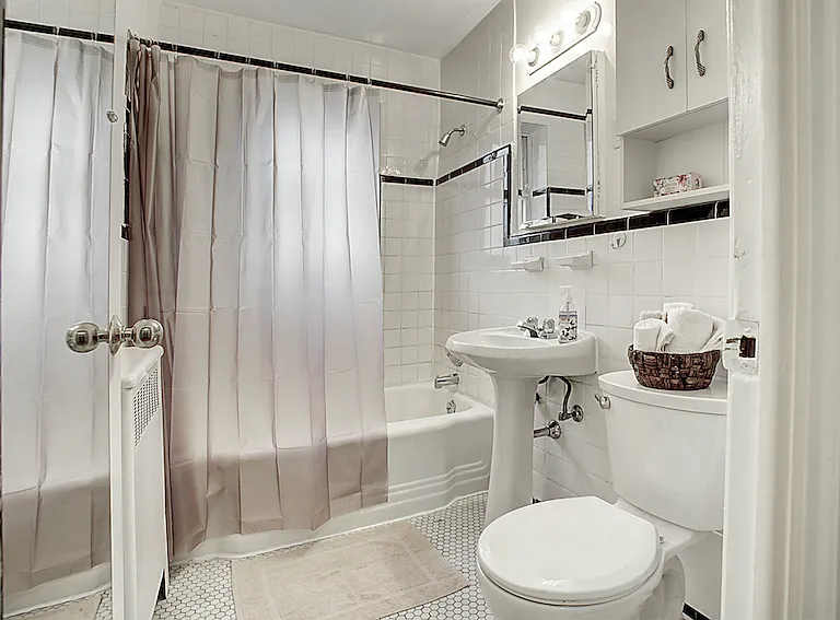 2692 Bloor St W — Photo 9