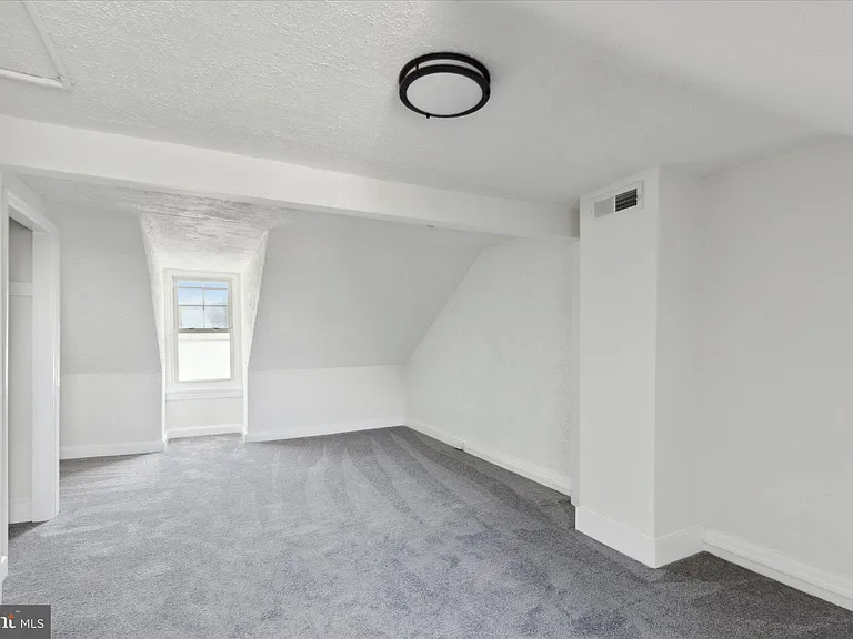 888 Queen St — Photo 18