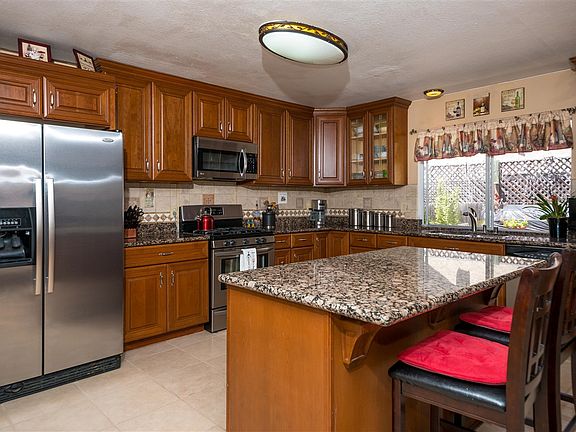 4th image of 943 Buena Vista Way