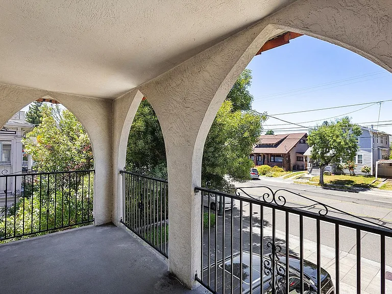 1336 Broadway #B - 2 bedroom | 1 bath | Upper unit w/ a private balcony — Photo 15