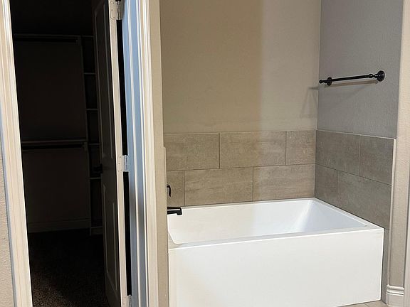 2nd image of 109 Lampassas Dr