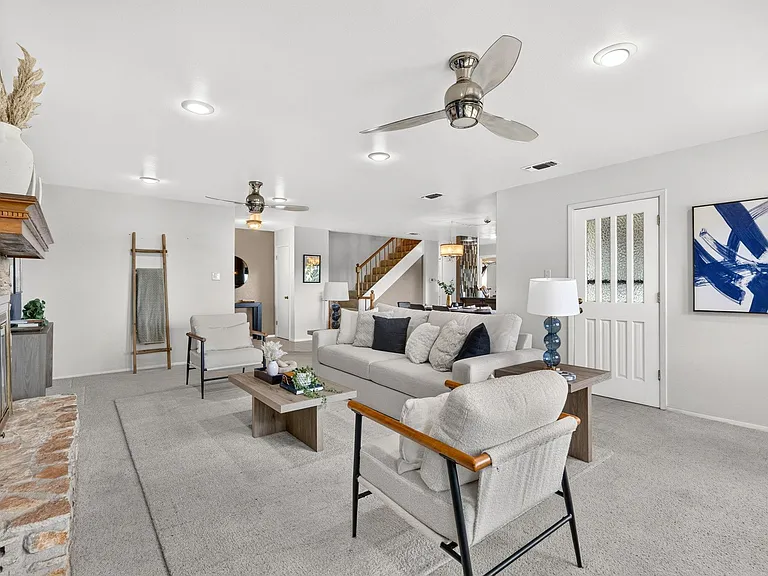 700 Rogart Dr — Photo 3
