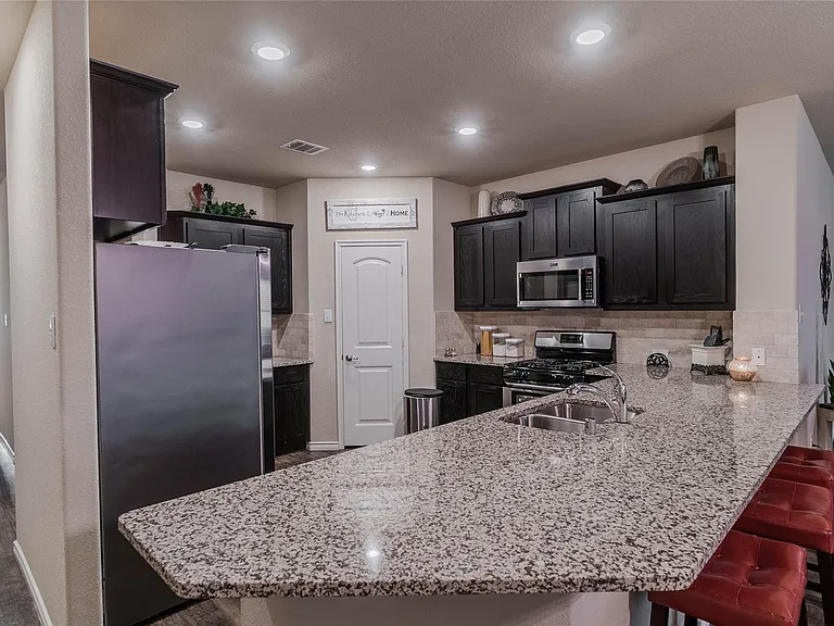 562 Jamestown Ln — Photo 14