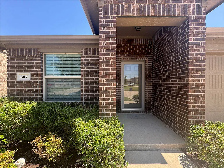 327 Elam Dr — Photo 4