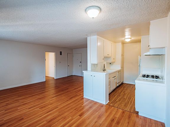 3rd image of 7012 Lanewood Ave #204