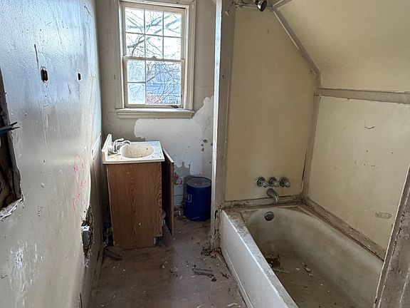 2nd image of 38 Manly St