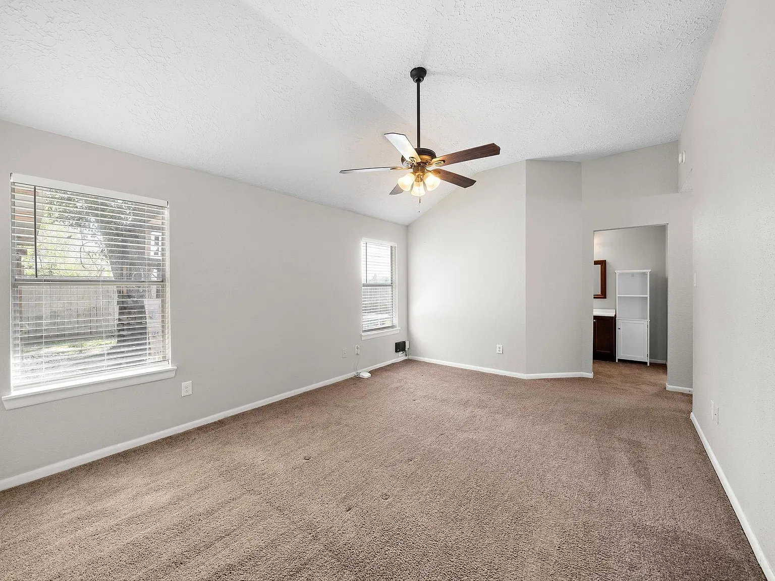 4 bed, 2.0 bath, 1713 sqft, $2,600 — Photo 4