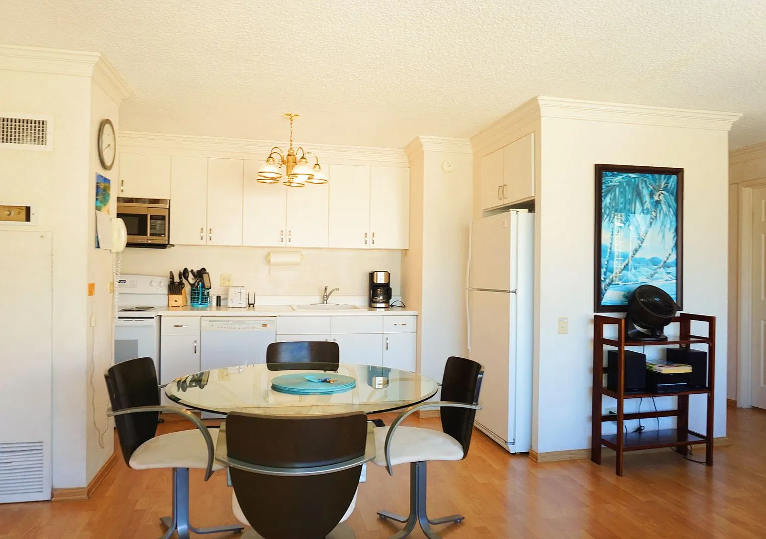 Waikiki One-Bedroom with Central A/C, Ocean Views, & Parking — Photo 2