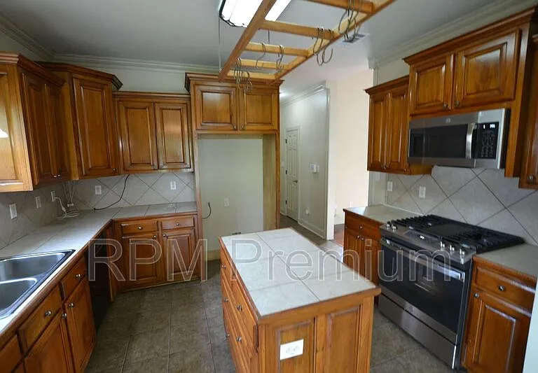 2691 Woodbend Ave — Photo 11