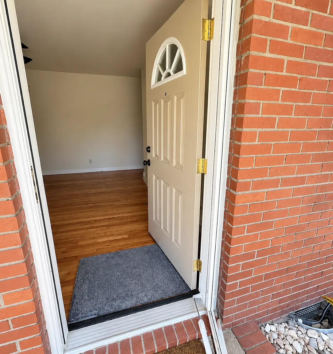 3 bed, 1.0 bath, 975 sqft, $1,300 — Photo 3