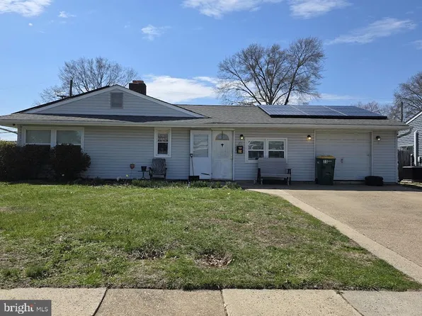 23 Teaberry Ln, Levittown, PA 19054
