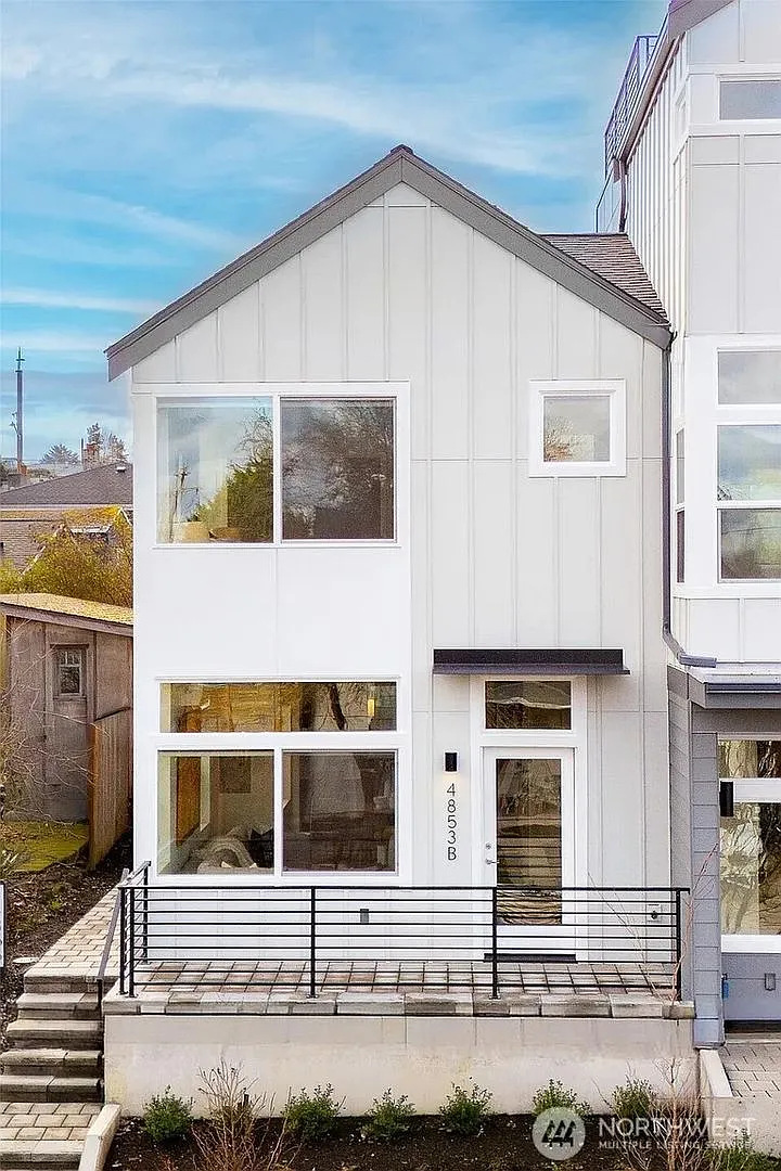 Seward Park Modern 2-Bedroom Home — Photo 2