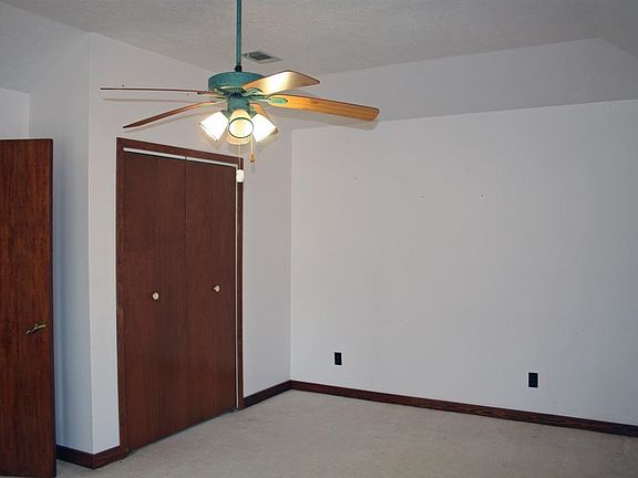 4th image of 412 Countrywood Cir
