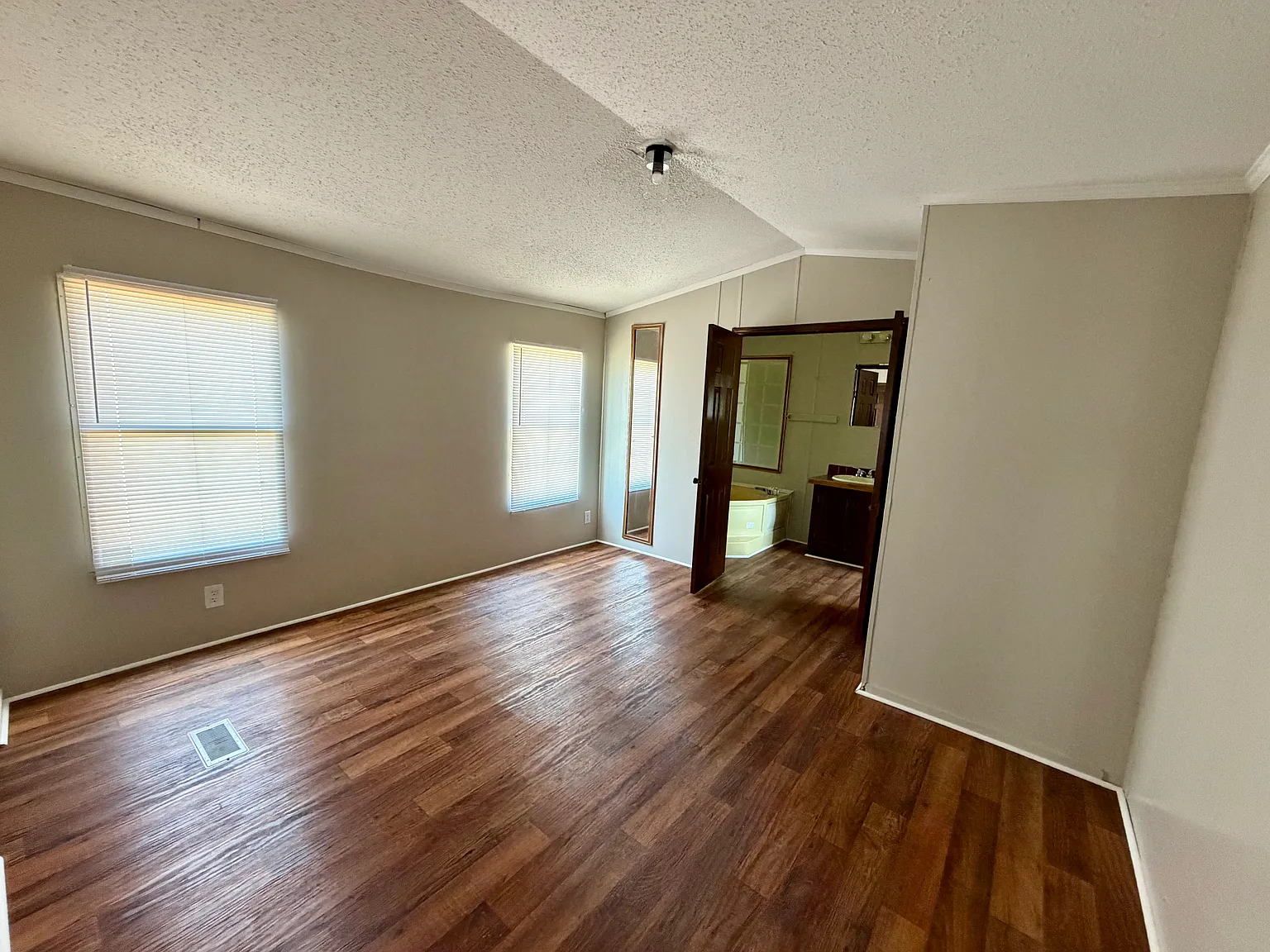 2 bed, $995 — Photo 4