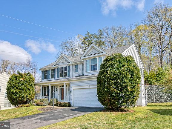 Spacious driveway, room for 6 cars