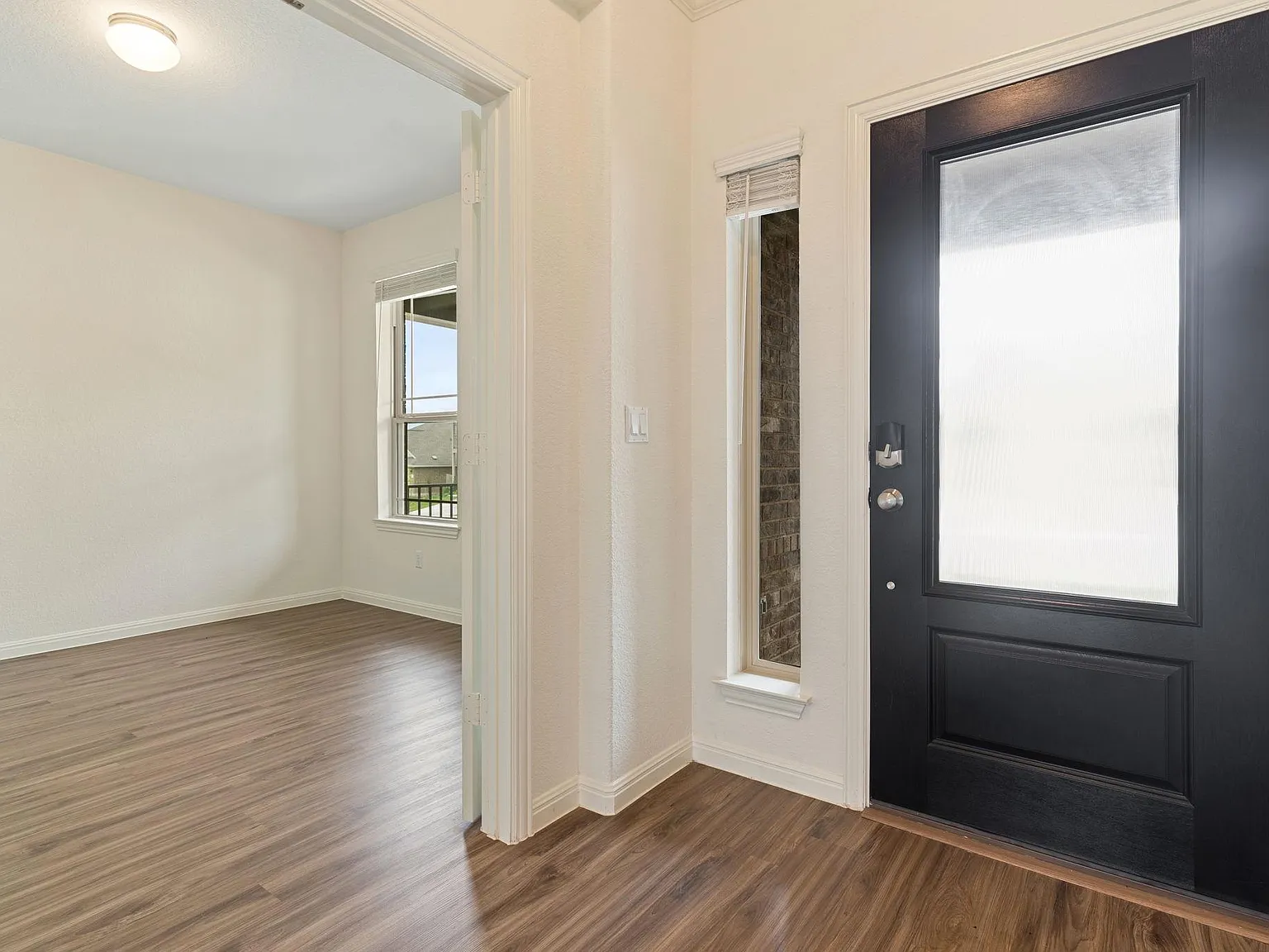 5 bed, 3.5 bath, 3327 sqft, $3,595 — Photo 3