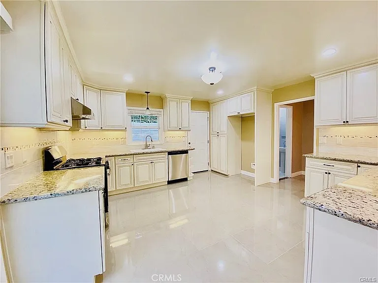 1747 Oakwood Ave — Photo 9