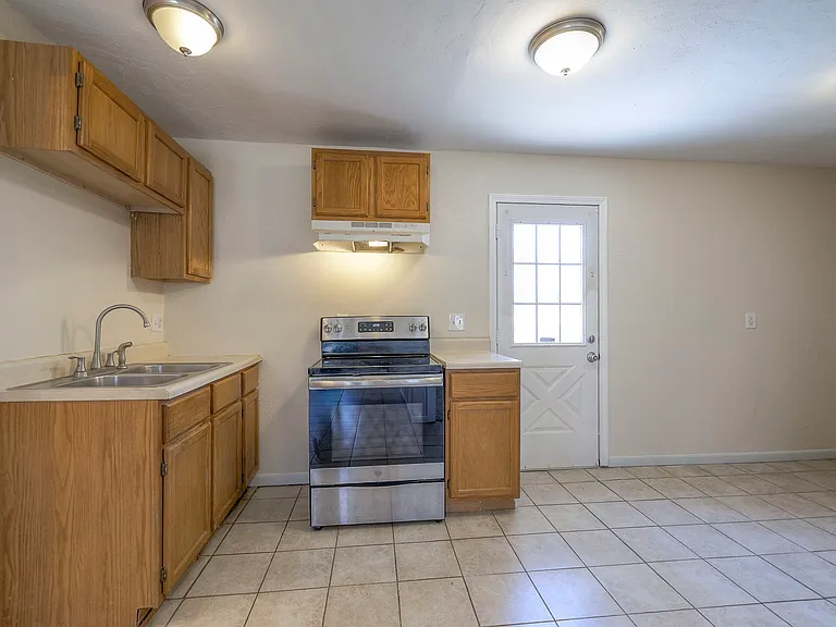 709 N Woodland St — Photo 5