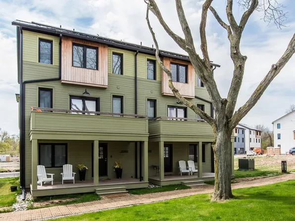 2292 Greenway Trl, Ann Arbor, MI 48104