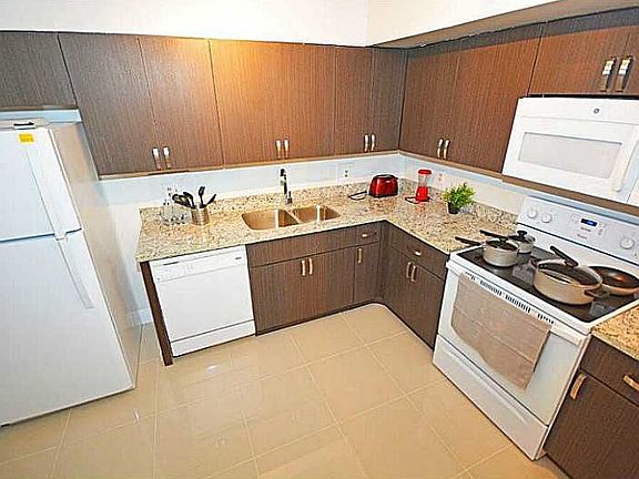 3rd image of 919 Hillcrest Dr APT 309