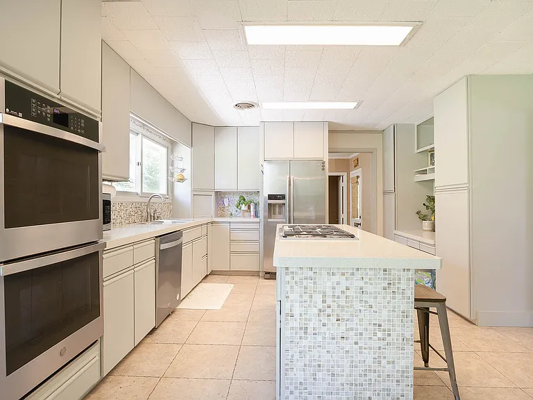 1835 Hillview Dr — Photo 11