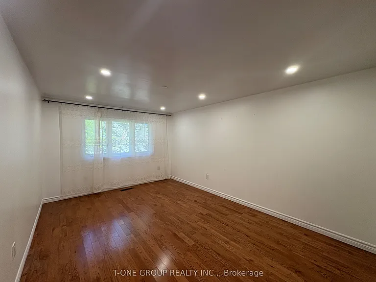 49 Ambercroft Blvd — Photo 22