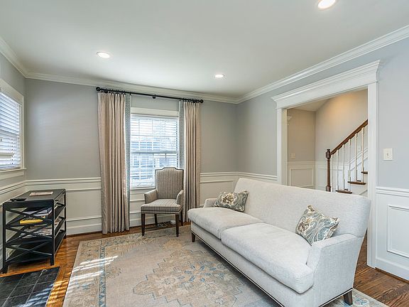 5th image of 403 Queensway Dr