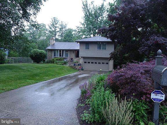 3rd image of 405 Gordon Rd
