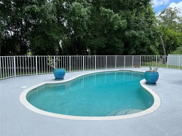 9305 Old Pine Rd, Boca Raton, FL 33428