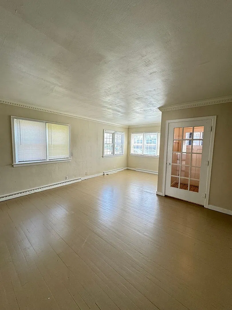 1732 Lincolnway E — Photo 2