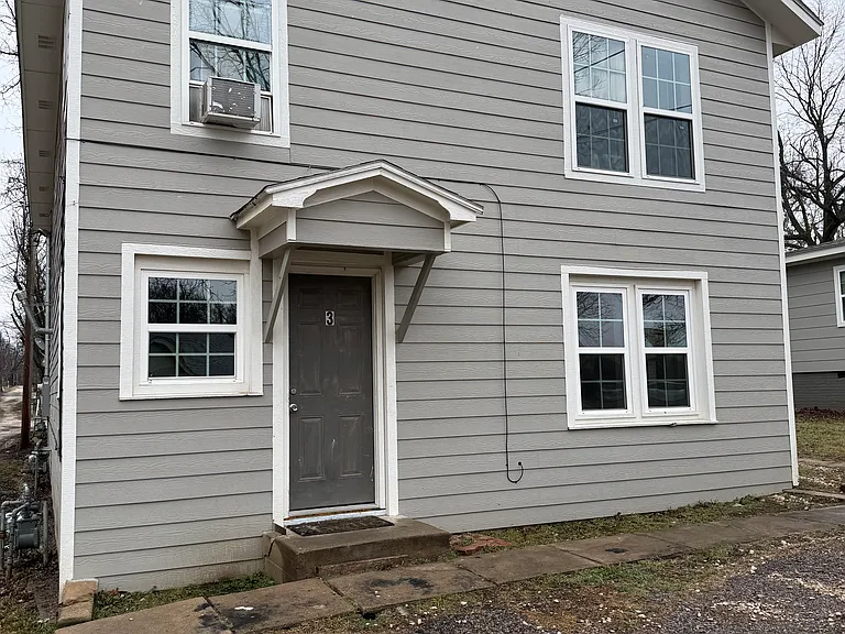 900 E 9th St #4 — Photo 1
