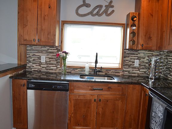 5th image of 885 Woodland Bch
