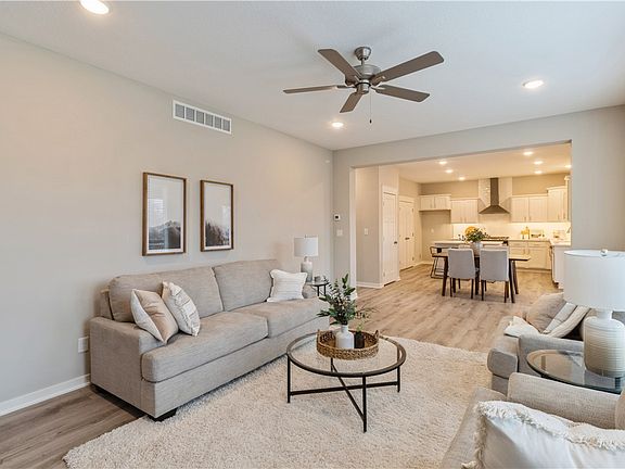 4th image of 375 NW Woodmoor Dr