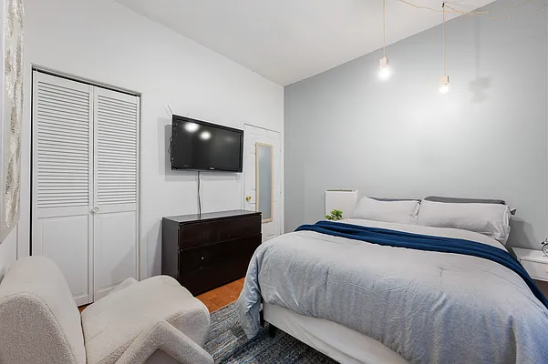 Rented by Furnished Habitat | media 15