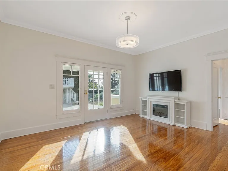 1325 E Altadena Dr — Photo 4