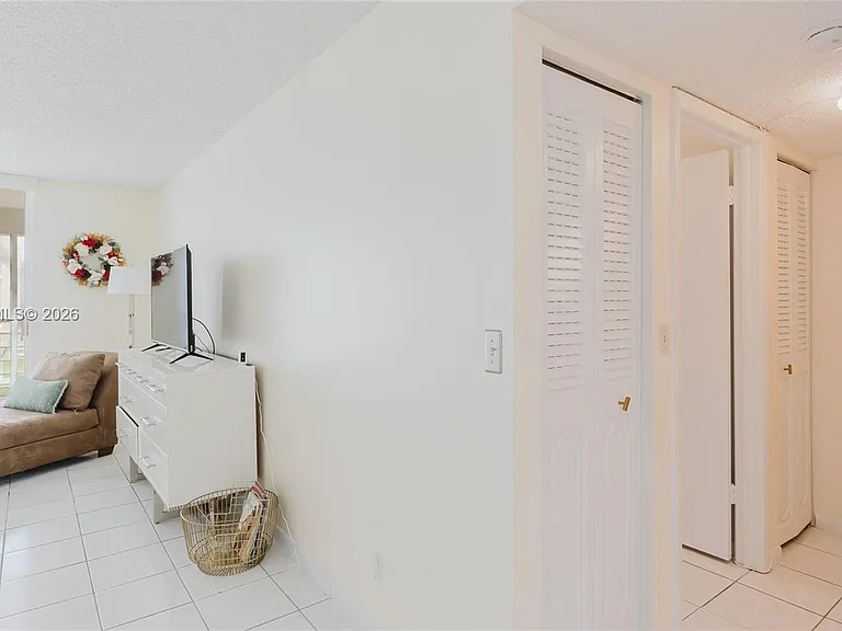 424 SE 10th St #204 — Photo 32
