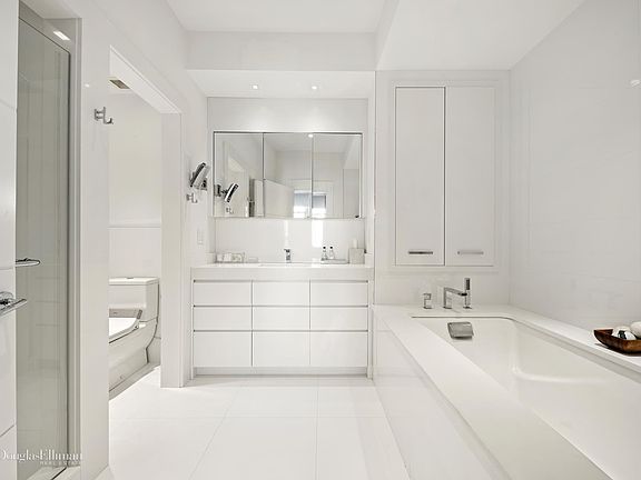 3rd image of 55 Wall St APT 905