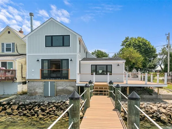 319 Riverside St, Portsmouth, RI 02871