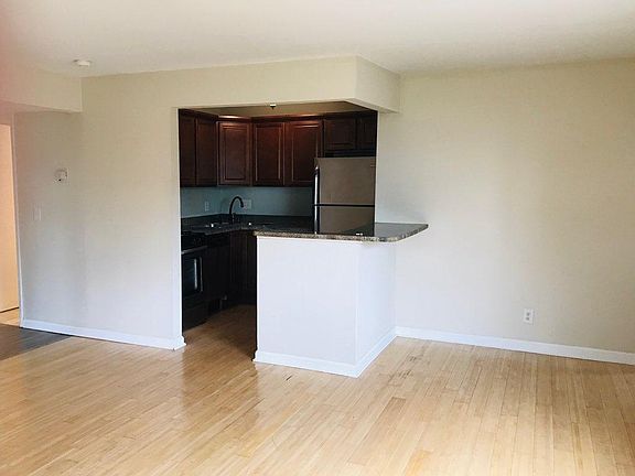 4th image of 444 Stanley Ave