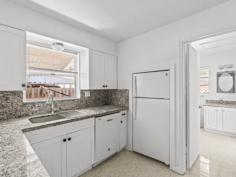 211 Sunrise Ave #5 — Photo 6