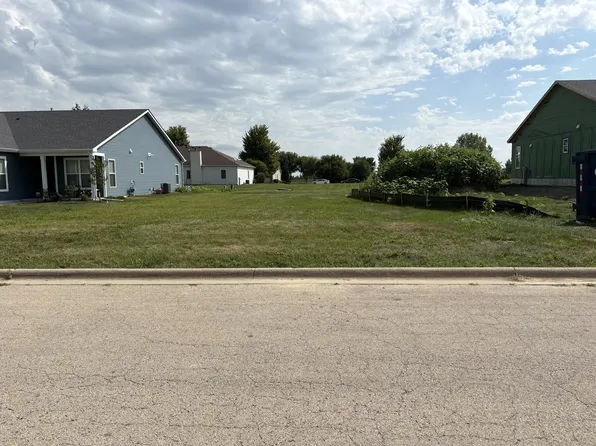 15 S Llanos St, Cortland, IL 60112